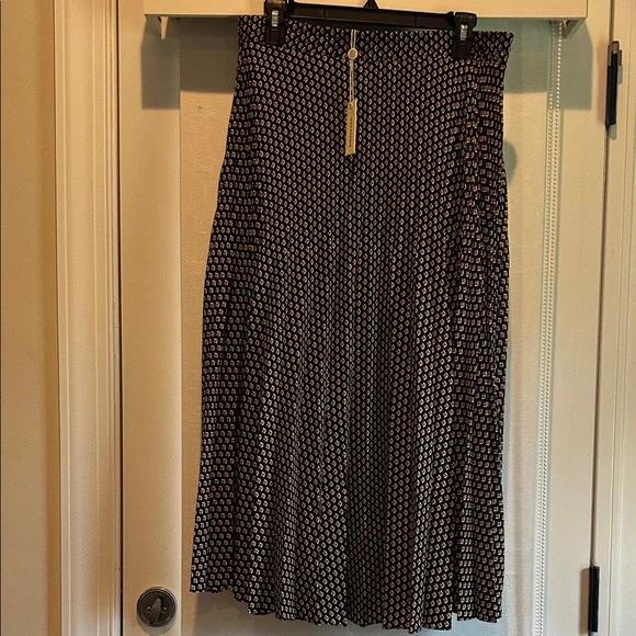 Max Studio Black and White Geometric Midi Skirt and Wrap Top Set - Picture 6 of 9